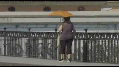 L'ondata di calore a Siviglia, cappelli e ombrellini di ordinanza