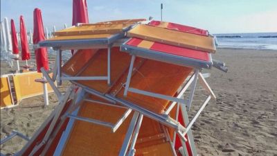 Rompono ombrelloni, sfondano lettini, gettano rifiuti e vetri in spiaggia