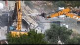 Cisgiordania, bulldozer israeliani demoliscono case in un villaggio