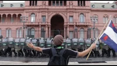 Argentina, durissimi scontri tra polizia e manifestanti a Buenos Aires