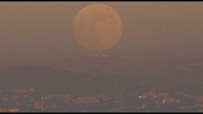La superluna sopra Beirut colpita dalla guerra