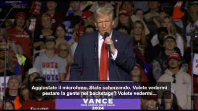 Trump perde la pazienza per il microfono: "Mi faccio il c... stupidi"