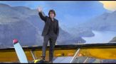 Tom Cruise sale sull'aereo alla premiere di "MI 8" a Londra
