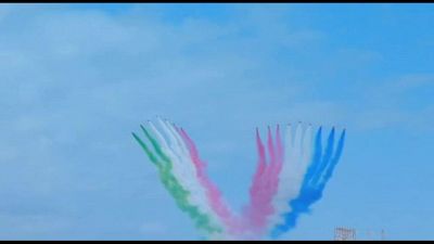 Le Frecce Tricolori nel cielo di Ravenna salutano re Carlo III e la regina Camilla
