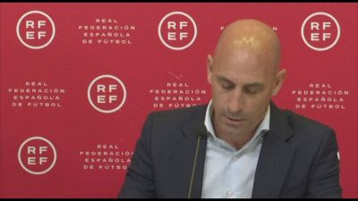 La Fifa inibisce per tre anni Rubiales dopo lo scandalo del bacio