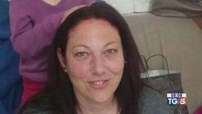 Donna cade dal balcone ricercato il compagno