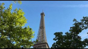 La Torre Eiffel riapre dopo polemica su rimozione del personale femminile