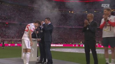 Muller saluta il Bayern e l'Allianz Arena con immancabili gavettoni di birra