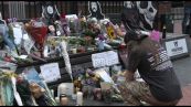 I fan di Ozzy Osbourne depongono fiori nella sua Birmingham