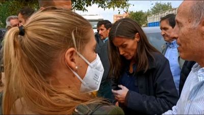 Valencia, fango contro i reali di Spagna, le lacrime di Letizia