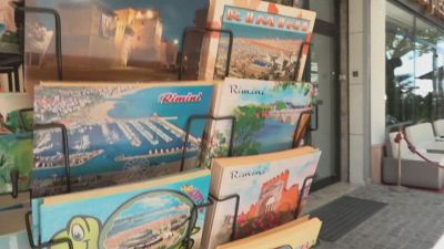 Niente selfie e messaggi, sulla riviera romagnola torna la cartolina