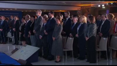 Inondazioni a Valencia, re Felipe VI osserva un minuto di silenzio