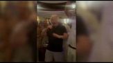 Capri, Boris Johnson scatenato: canta e balla in un locale notturno