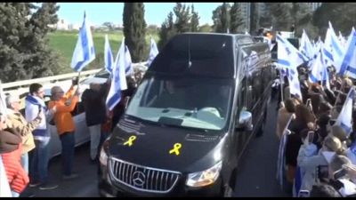 Il corteo funebre della famiglia Bibas fra migliaia di israeliani