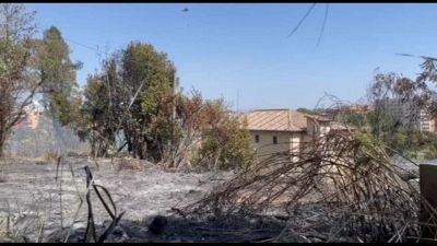 Incendio dietro al tribunale a Roma: elicottero vigili al lavoro
