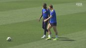 Thuram in campo, palleggi e sorrisi con Arnautovic