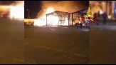 Vasto incendio al mercato ortofrutticolo di Milano