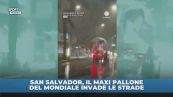 San Salvador, maxi pallone del mondiale invade le strade