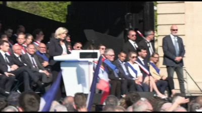 Parigi, Le Pen invita a una "resistenza pacifica e democratica"