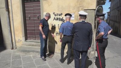 "Andate a casa, stop agli affitti brevi!", scritte contro i turisti a Cortona