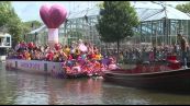 Musica, balli e barche colorate al Pride sui canali ad Amsterdam