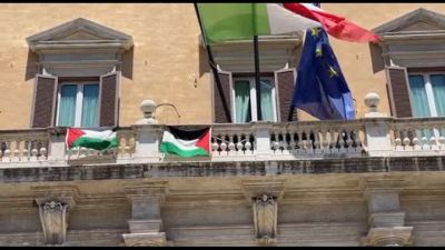 M.O., bandiere Palestina appese al balcone di Montecitorio