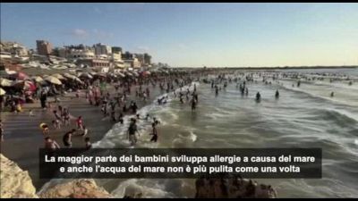 A Gaza si cerca di sfuggire dal caldo delle tendopoli andando al mare