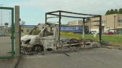 Furgoni in fiamme e chiodi sulle strade, rapina a Milano