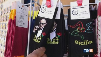 No a souvenir che esaltano la mafia