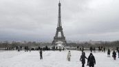 Francia, la Tour Eiffel parzialmente imbiancata