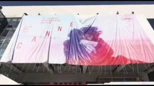 Festival di Cannes, il manifesto: l'abbraccio fra Aimée e Trintignant