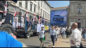 Corteo Lega davanti a Comune Milano, fischi e cori contro Sala