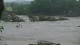Tragica alluvione in Texas, il fiume investe i campi scout