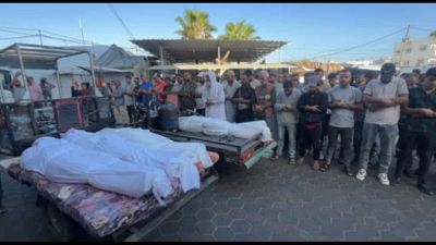 Gaza, palestinesi piangono i loro cari all'ospedale di Al-Aqsa