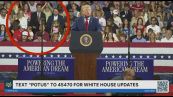Trump in Georgia, alle sue spalle un sostenitore lo imita