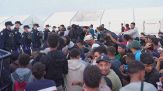 Scarpe, fiori e dolci, i fondi dell'Europa al centro migranti di Melilla