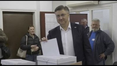 In Croazia premier vota e lancia appello: "Votate gente responsabile"