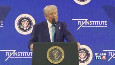 Trump scarica Zelensky: "Un comico mediocre"