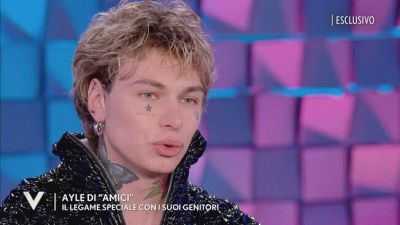 Ayle di "Amici" e il legame speciale con i suoi genitori