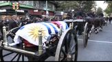 Applausi per corteo funebre di Pepe Mujica che attraversa Montevideo