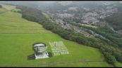 Un ritratto gigante di Burnham nella campagna del West Yorkshire