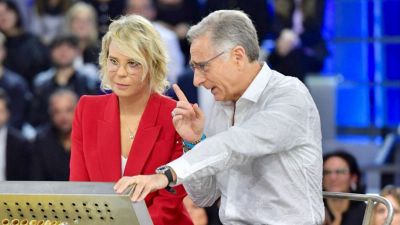Stasera in tv (27 marzo), torna Francesca Chillemi, sfidata da Paolo Bonolis e Maria De Filippi