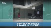 Abraham in attesa di conoscere il suo futuro si tiene in forma in vacanza