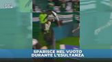 Paura in Brasile: esulta dopo il gol e fa il salto nel vuoto
