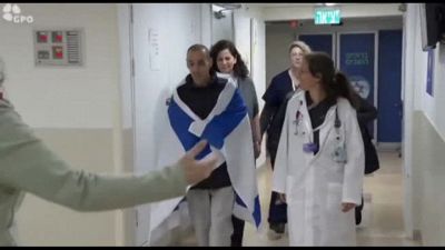 L'ex ostaggio Eli Sharabi arriva avvolto nella bandiera israeliana