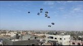 Piovono aiuti dal cielo a Gaza, scene di caos tra i palestinesi