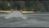 Incendio a Fontainebleau, i Canadair prendono acqua nella Senna