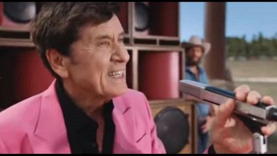 L'inossidabile Gianni Morandi compie 80 anni e guarda al futuro