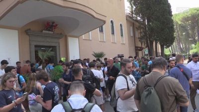Bagno di folla per De Bruyne al suo arrivo a Villa Stuart