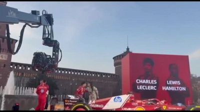 Hamilton e Leclerc acclamati dalla folla di ferraristi a Milano